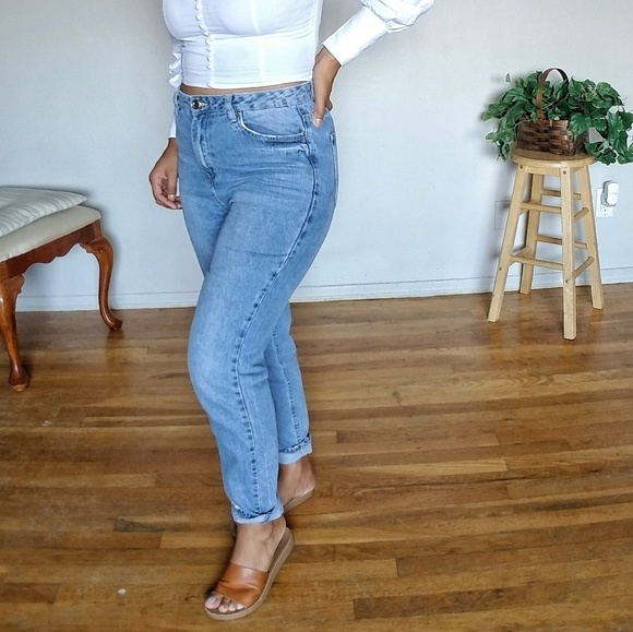 FAVORITE BLUE WASH 'MOM' JEANS - Picture 4 of 5